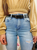 Jeans con strappi e cintura compresa