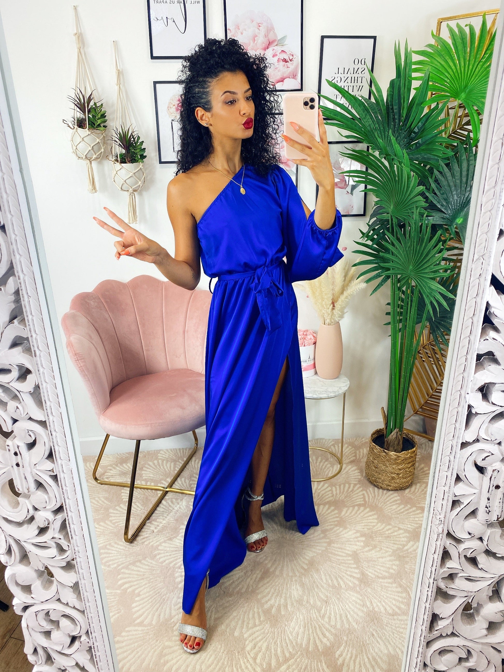 Abito in raso con maxi spacco monomanica blu elettrico