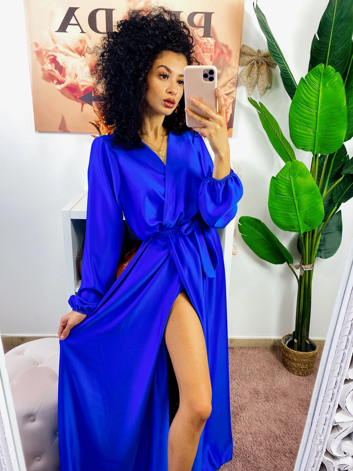 Abito in raso con maxi spacco manica lunga blu