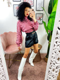Short in eco pelle con catena