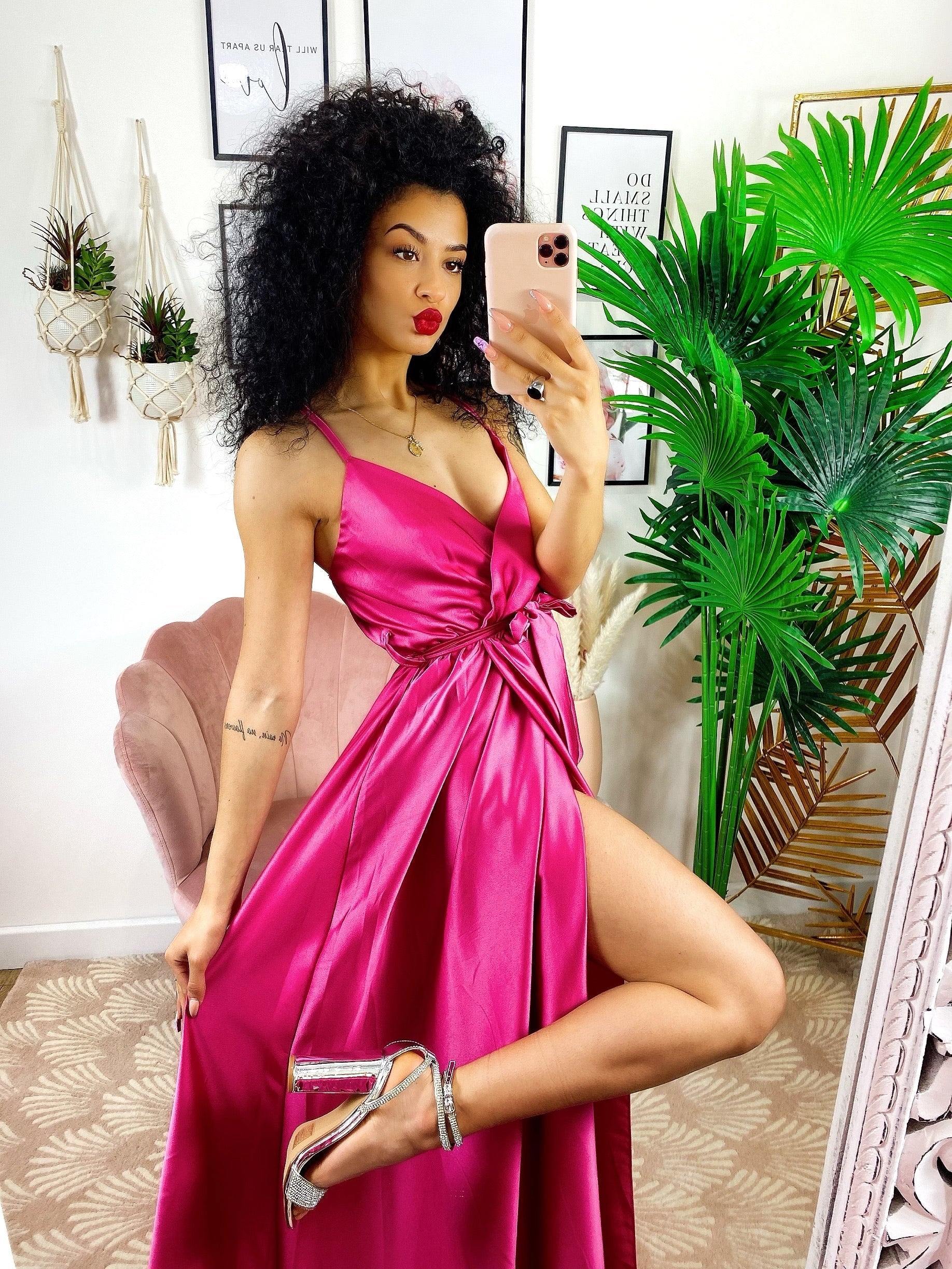 Abito in raso con maxi spacco peonia