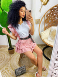Maglia bianca con rouches sulla manica rosa