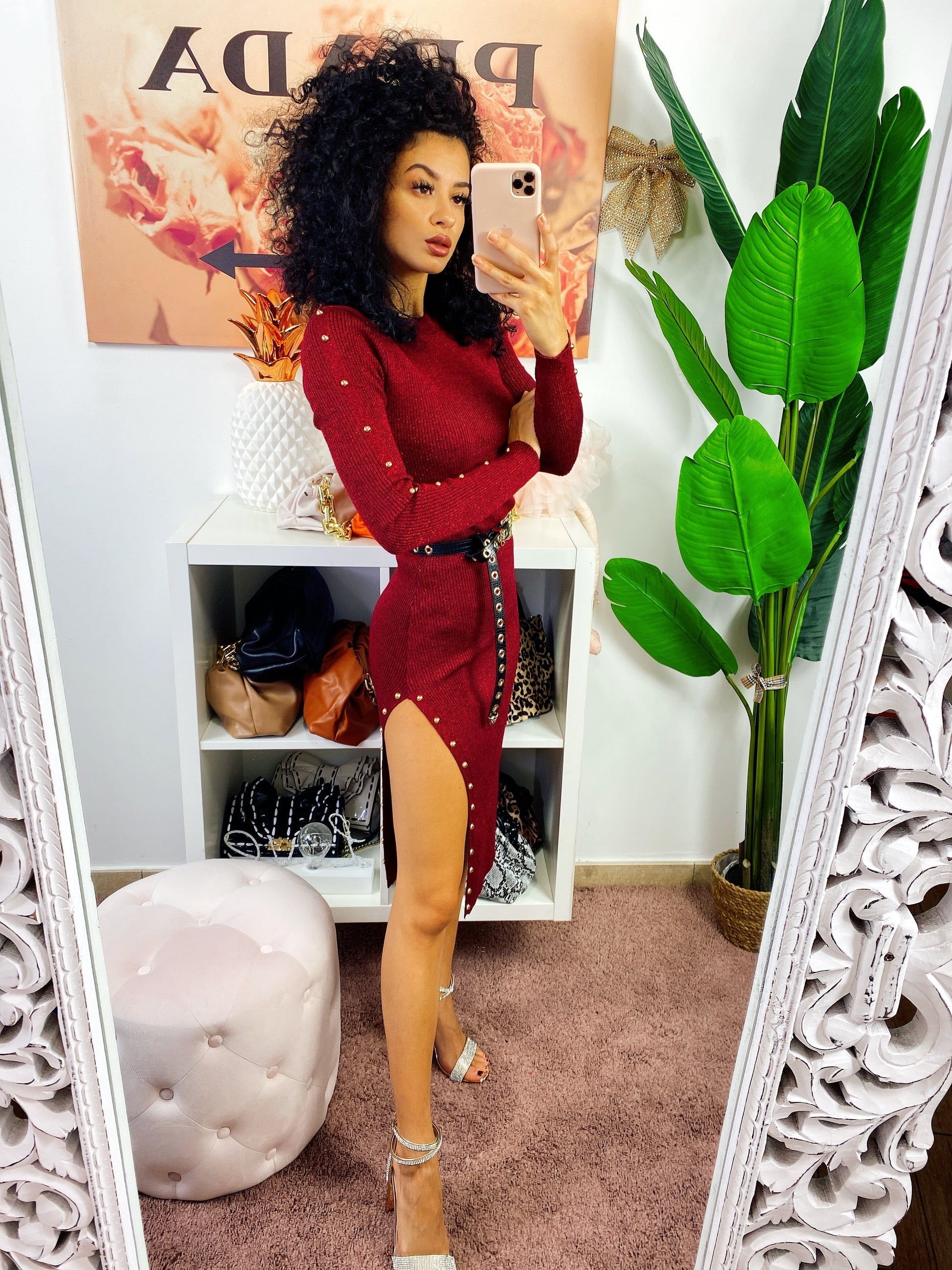 Abito midi Bordeaux con borchie e spacco
