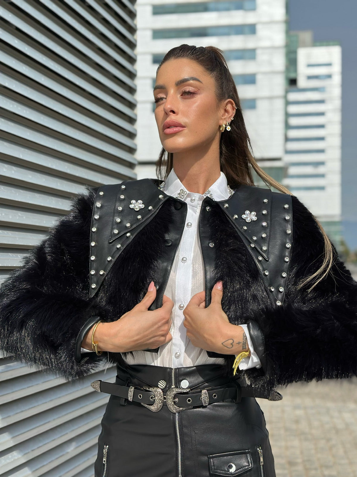 Giacca crop con pelo e strass