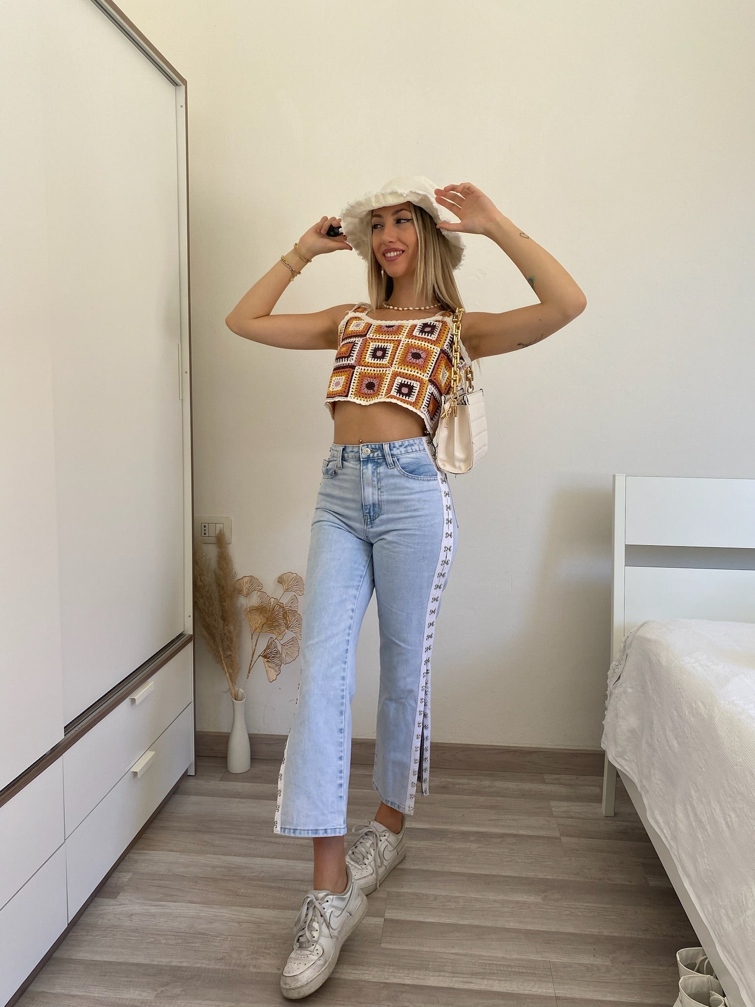 Jeans con aperture laterali
