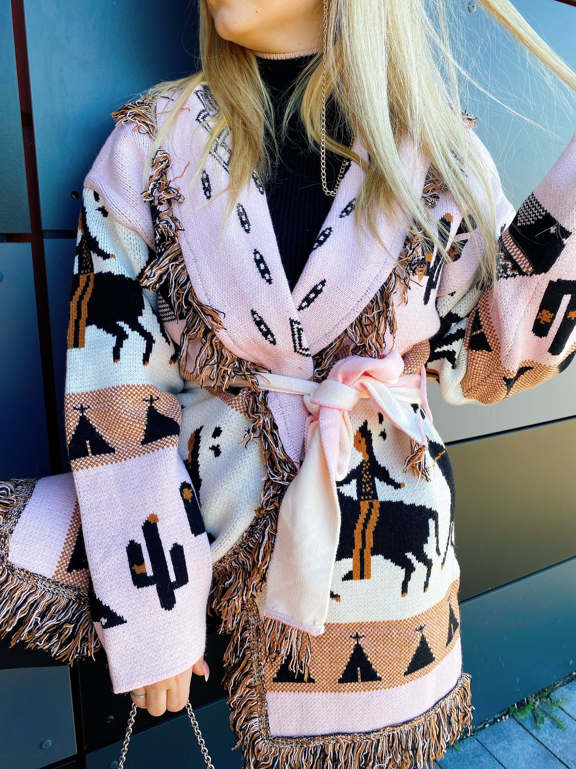 Cardigan frange e cinta con cavallo rosa