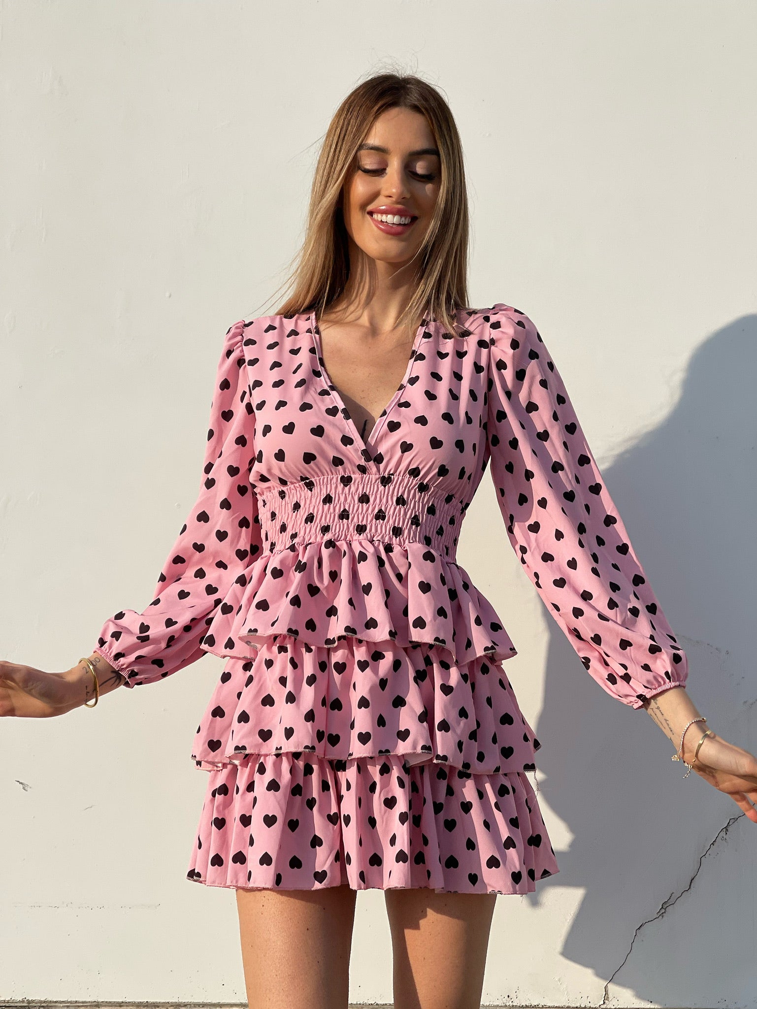 Abito a balze con cuori rosa