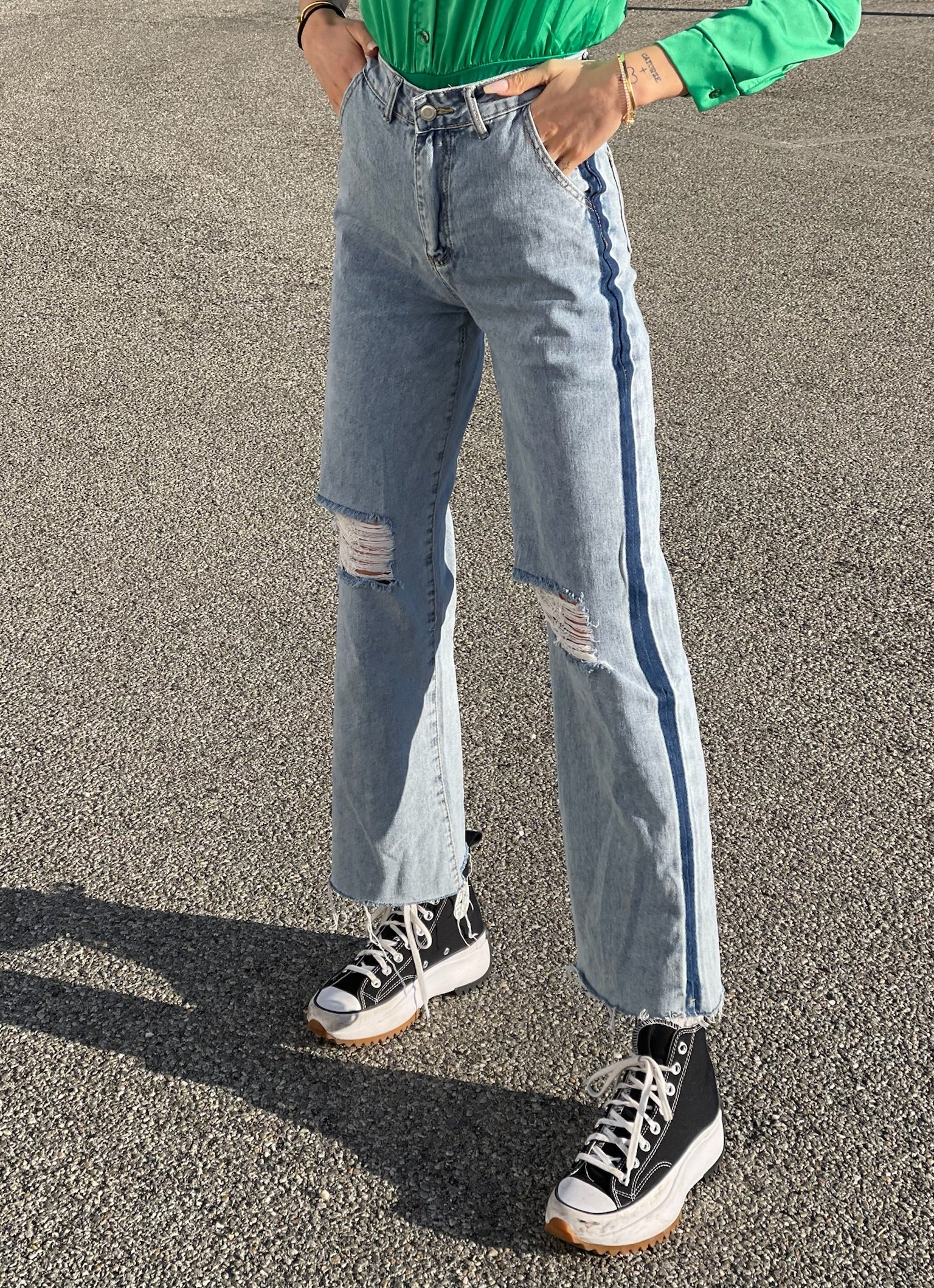 Jeans wide leg con strappi e dettaglio