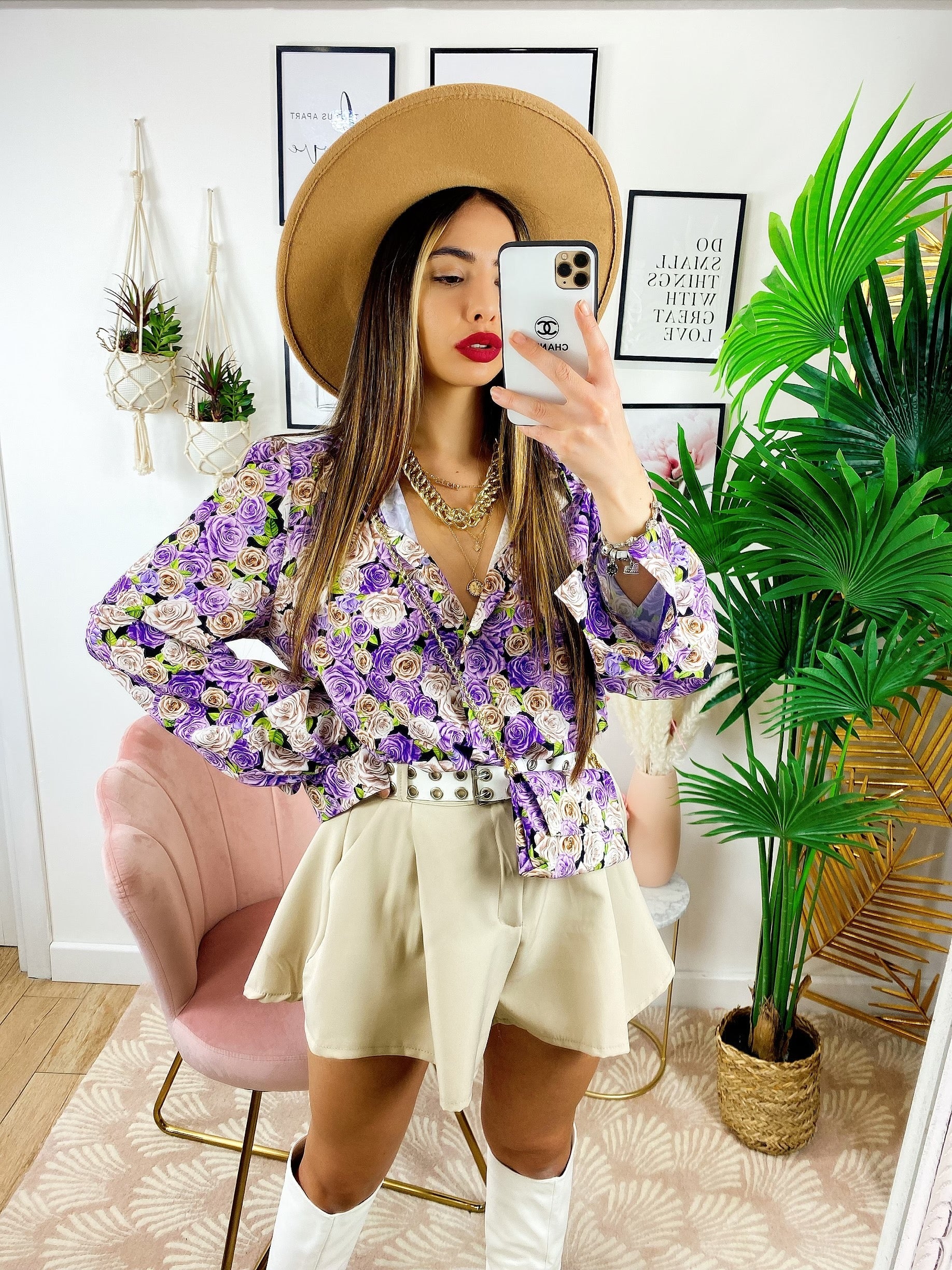 Camicia floreale con borsetta lilla