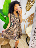 Abito animalier chiaro con incrocio
