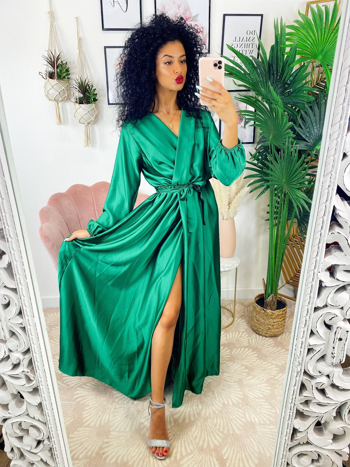 Abito in raso con maxi spacco manica lunga verde