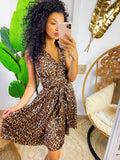 Abito animalier scuro con incrocio