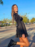 Abito in raso nero con schiena aperta