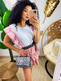 Maglia bianca con rouches sulla manica rosa