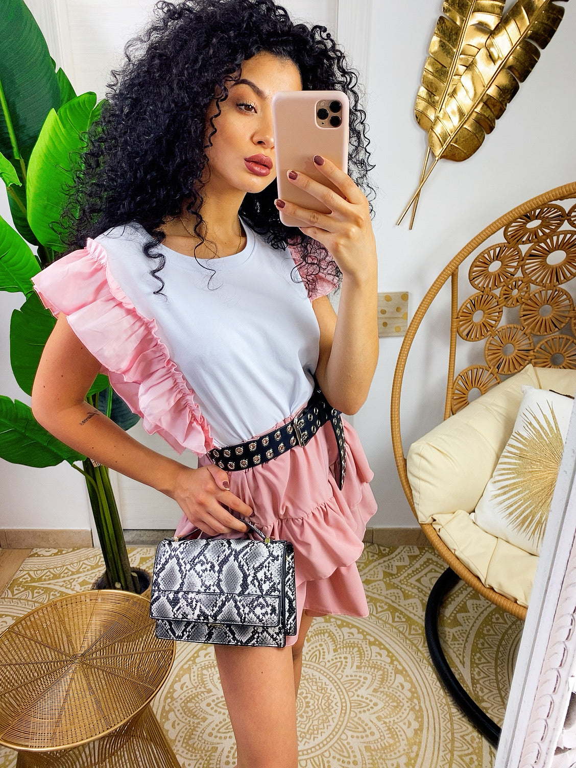 Maglia bianca con rouches sulla manica rosa