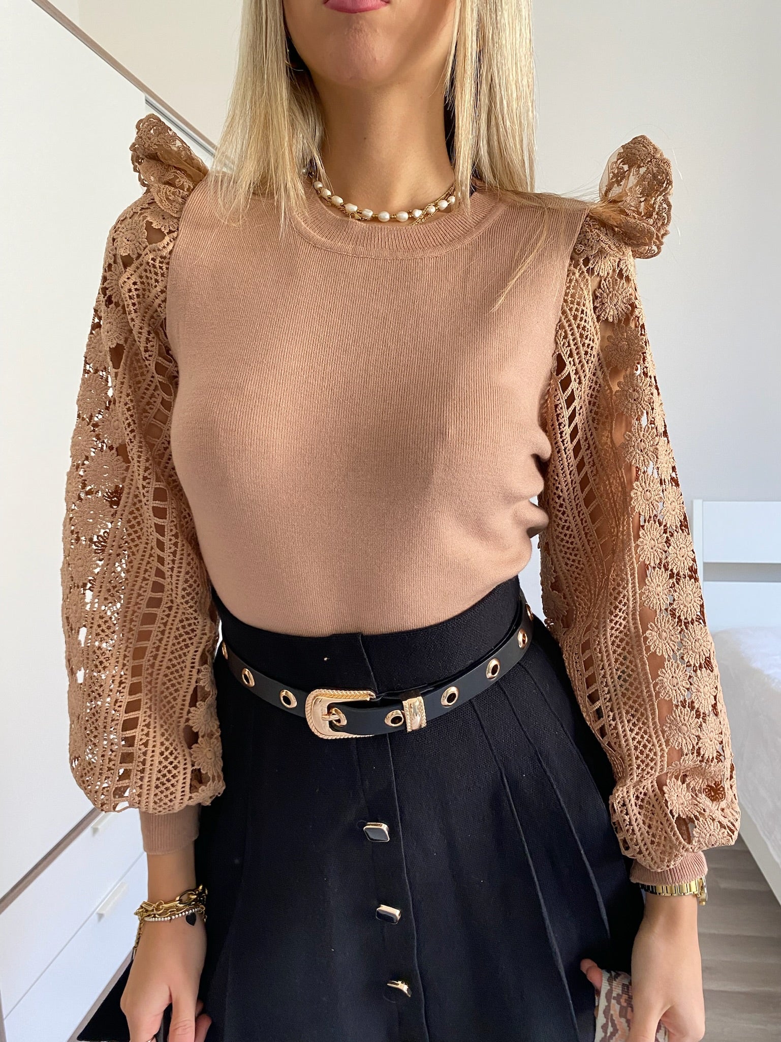 Maglioncino Camel con maniche in pizzo