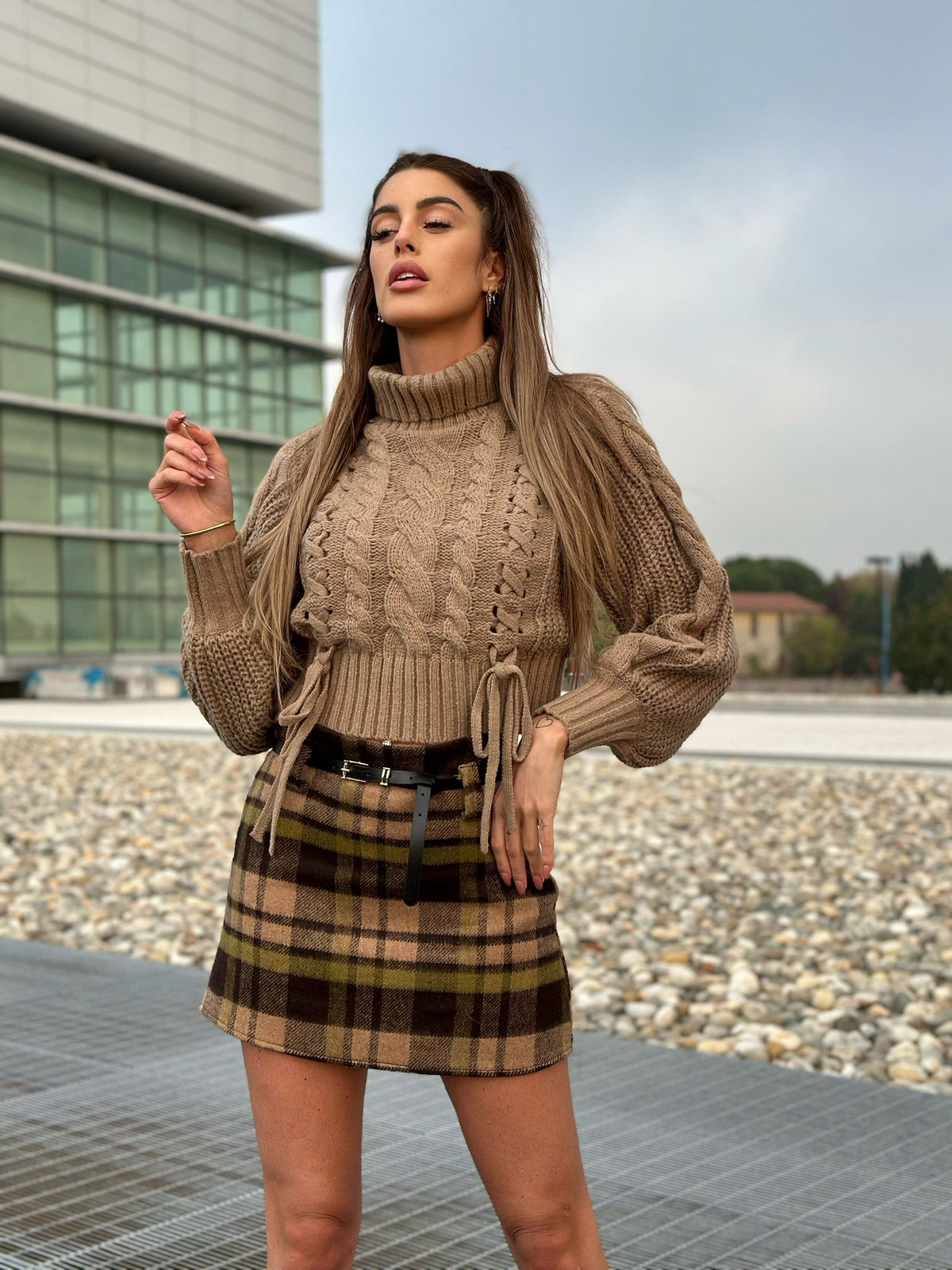 Maglione beige con trecce