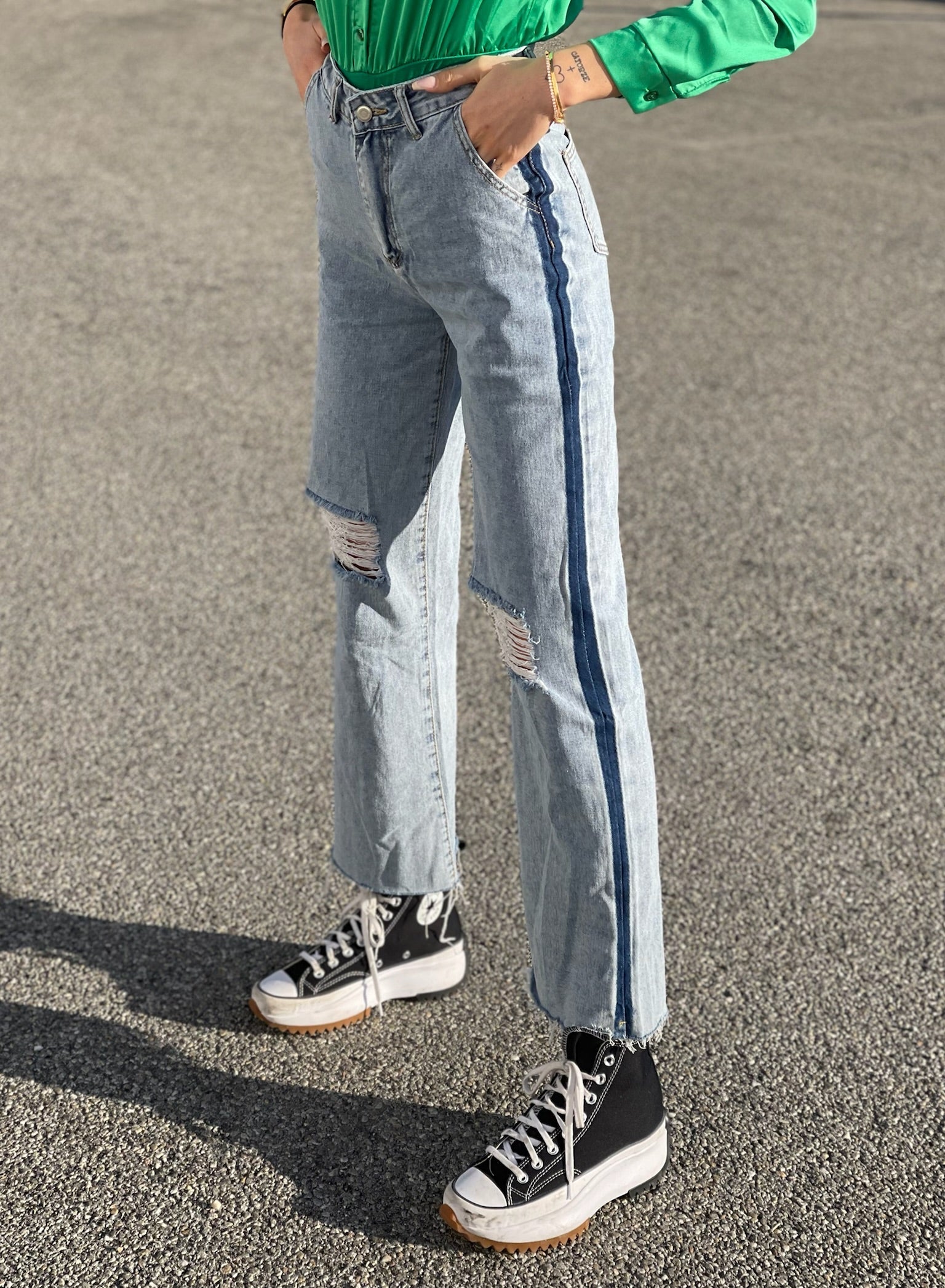 Jeans wide leg con strappi e dettaglio