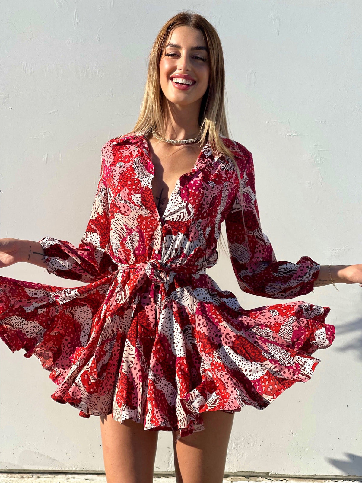 Abito con gonna a ruota rosso e rosa