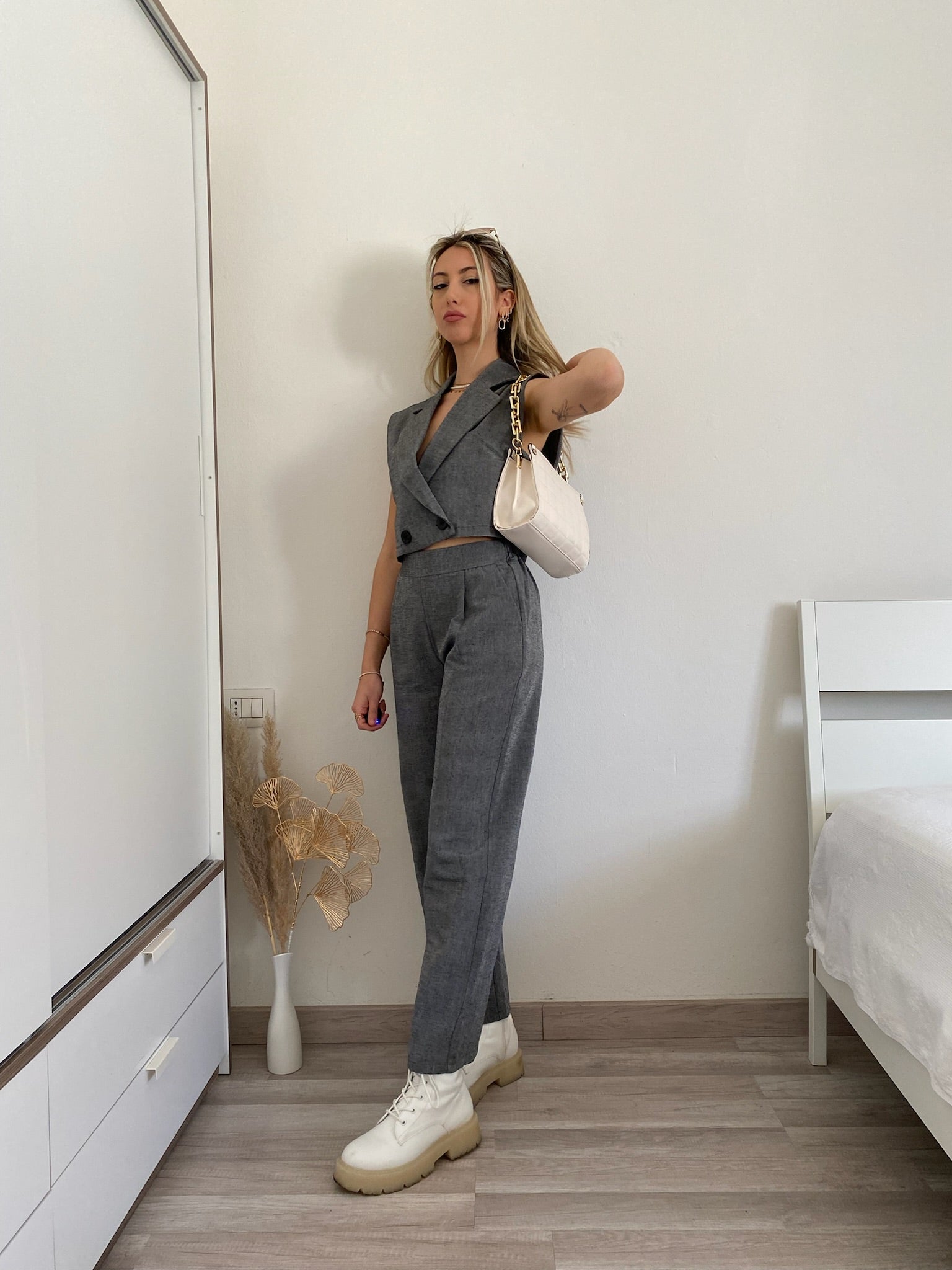 Completo top crop e pantalone grigio