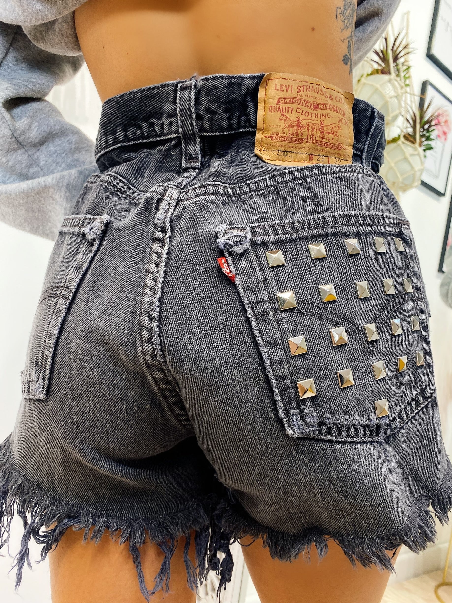 Short Levi’s Vintage Nero con Borchie sfrangiato