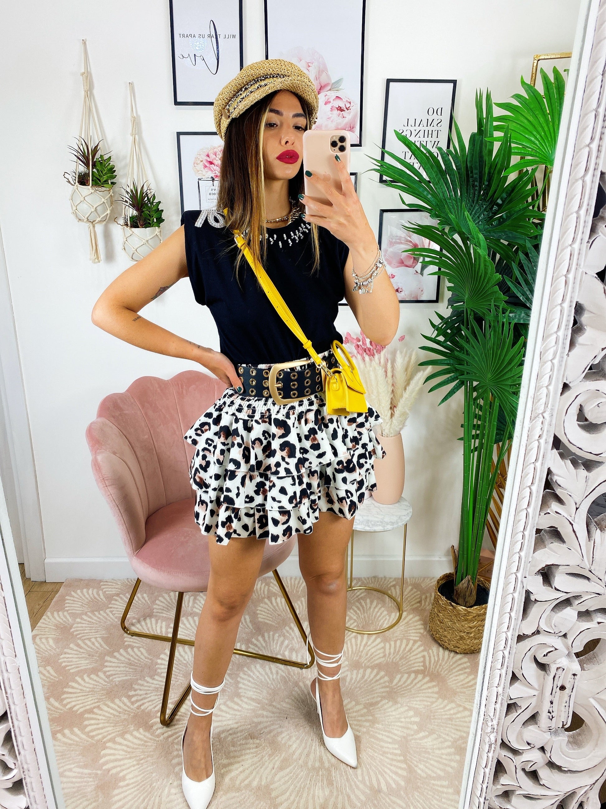 T-Shirt con perle e spalline bombate