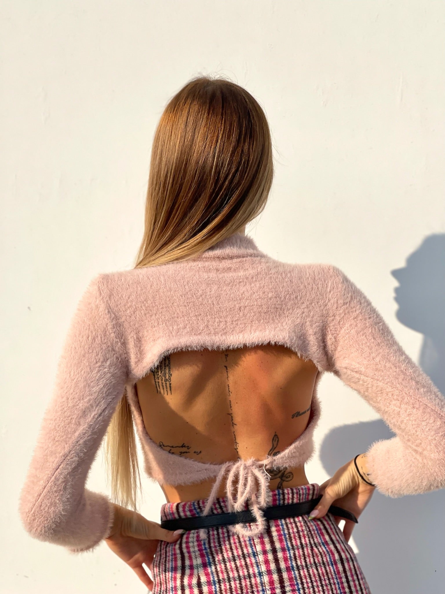 Maglioncino morbidissimo rosa schiena aperta