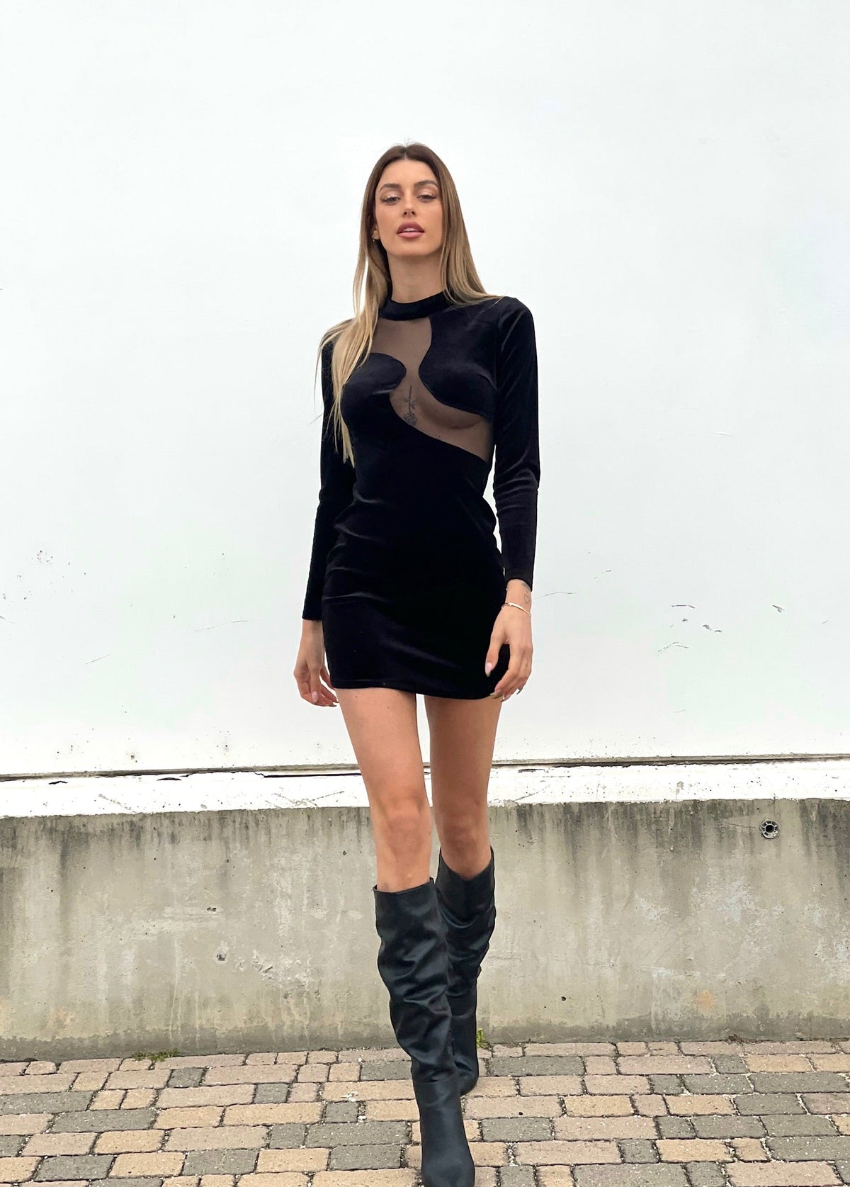 Abito nero con trasparenze