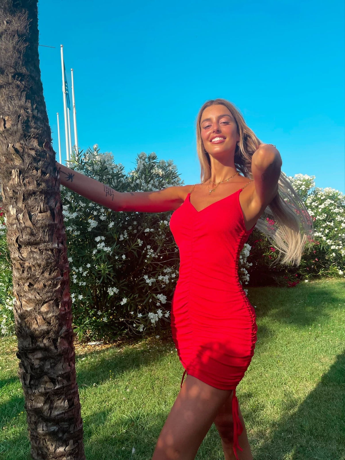 Abito con arricciature e catene rosso