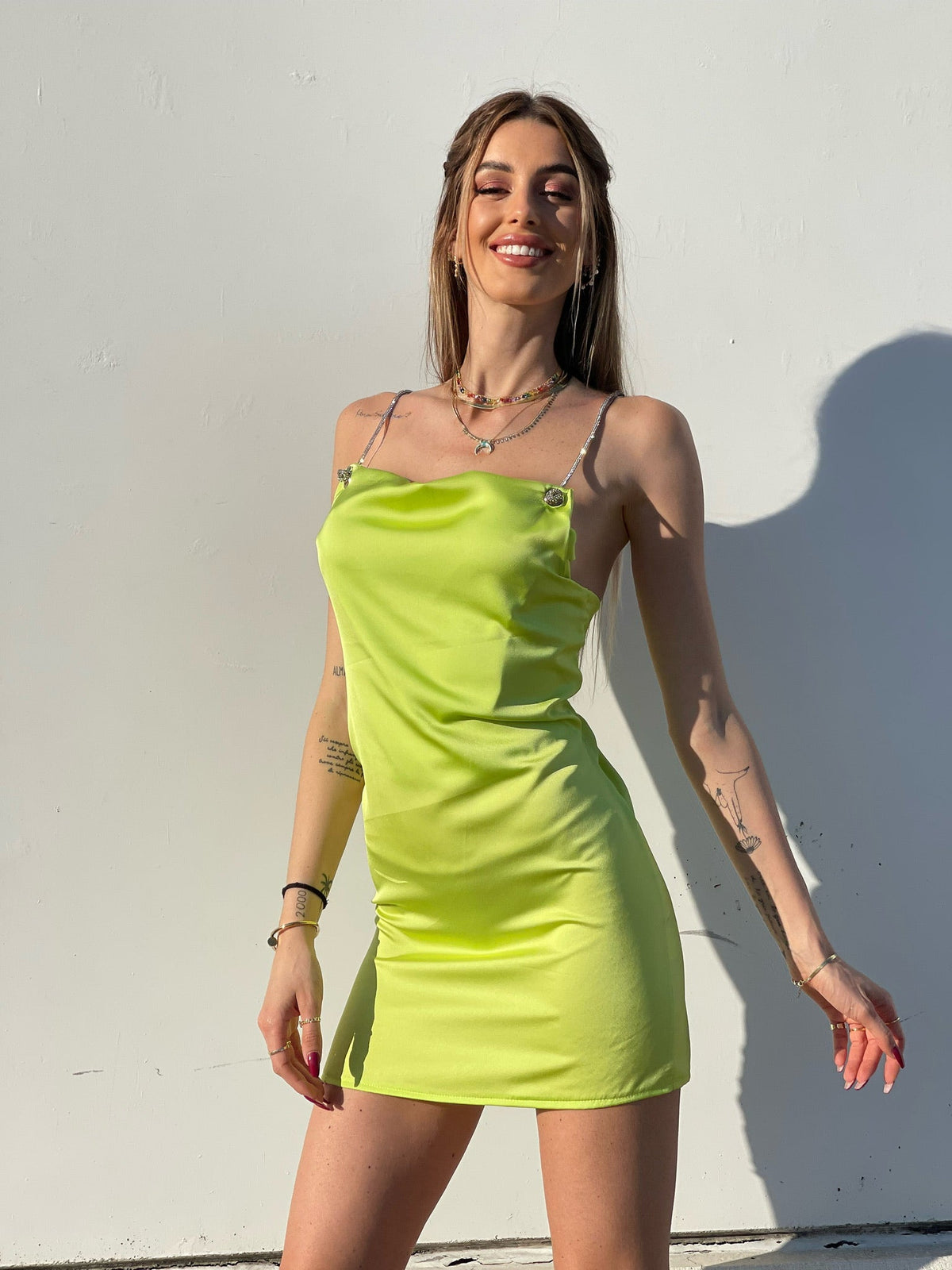 Abito in raso lime con dettaglio luce