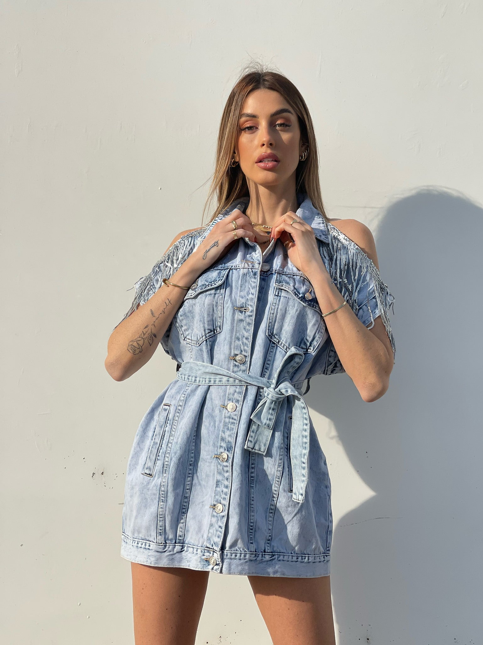 Abito in jeans con frange in paillettes