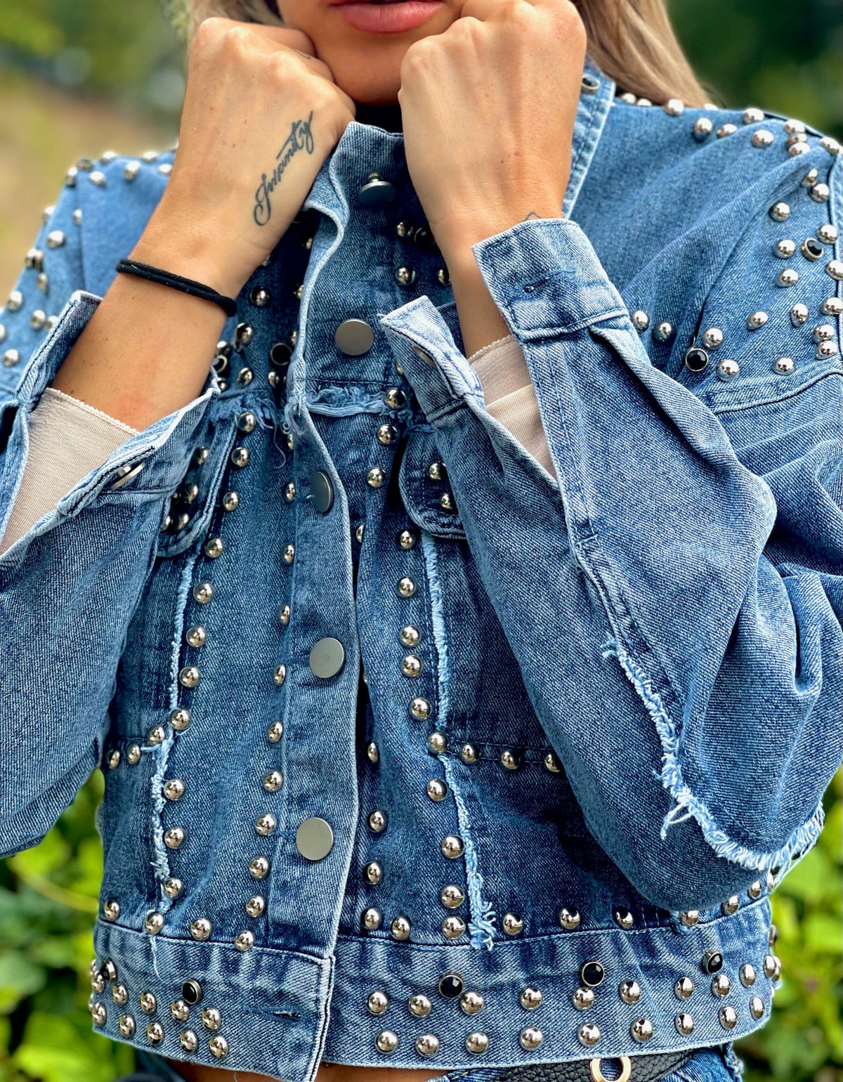 Giaccone di jeans con borchie