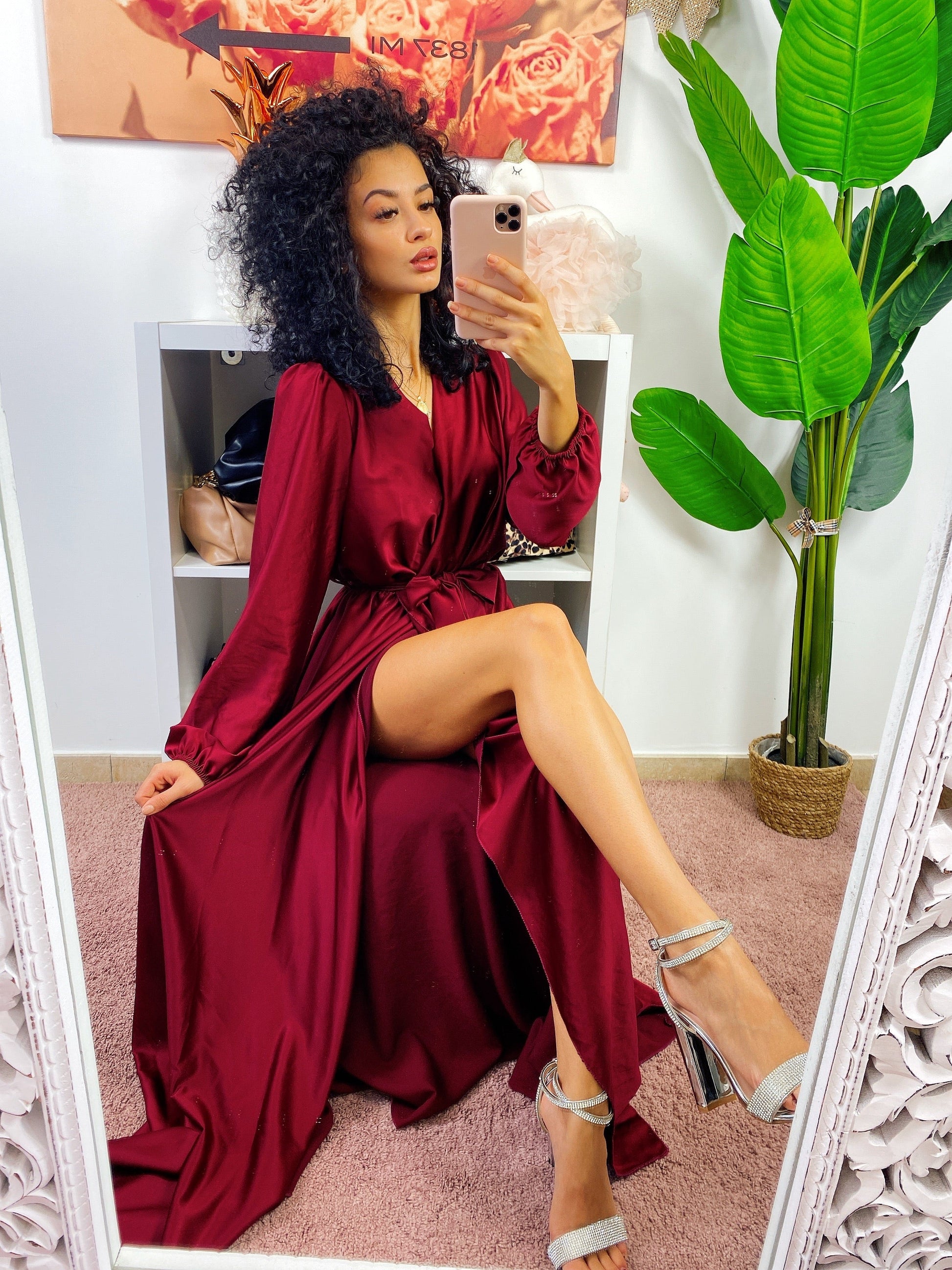 Abito in raso con maxi spacco manica lunga Bordeaux