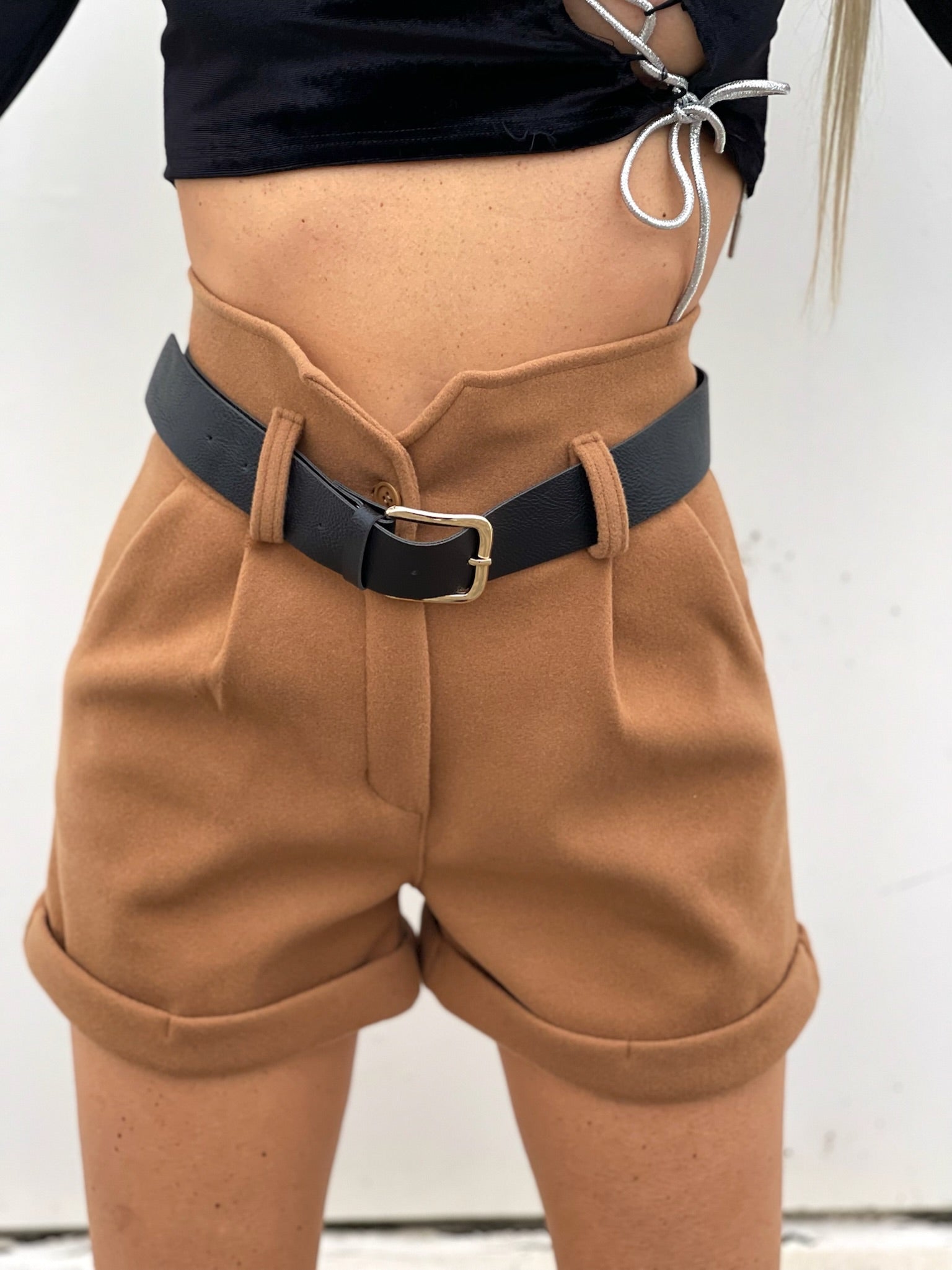 Short camel in panno con cintura