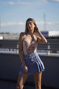 Gonna in jeans con pieghe e cinture