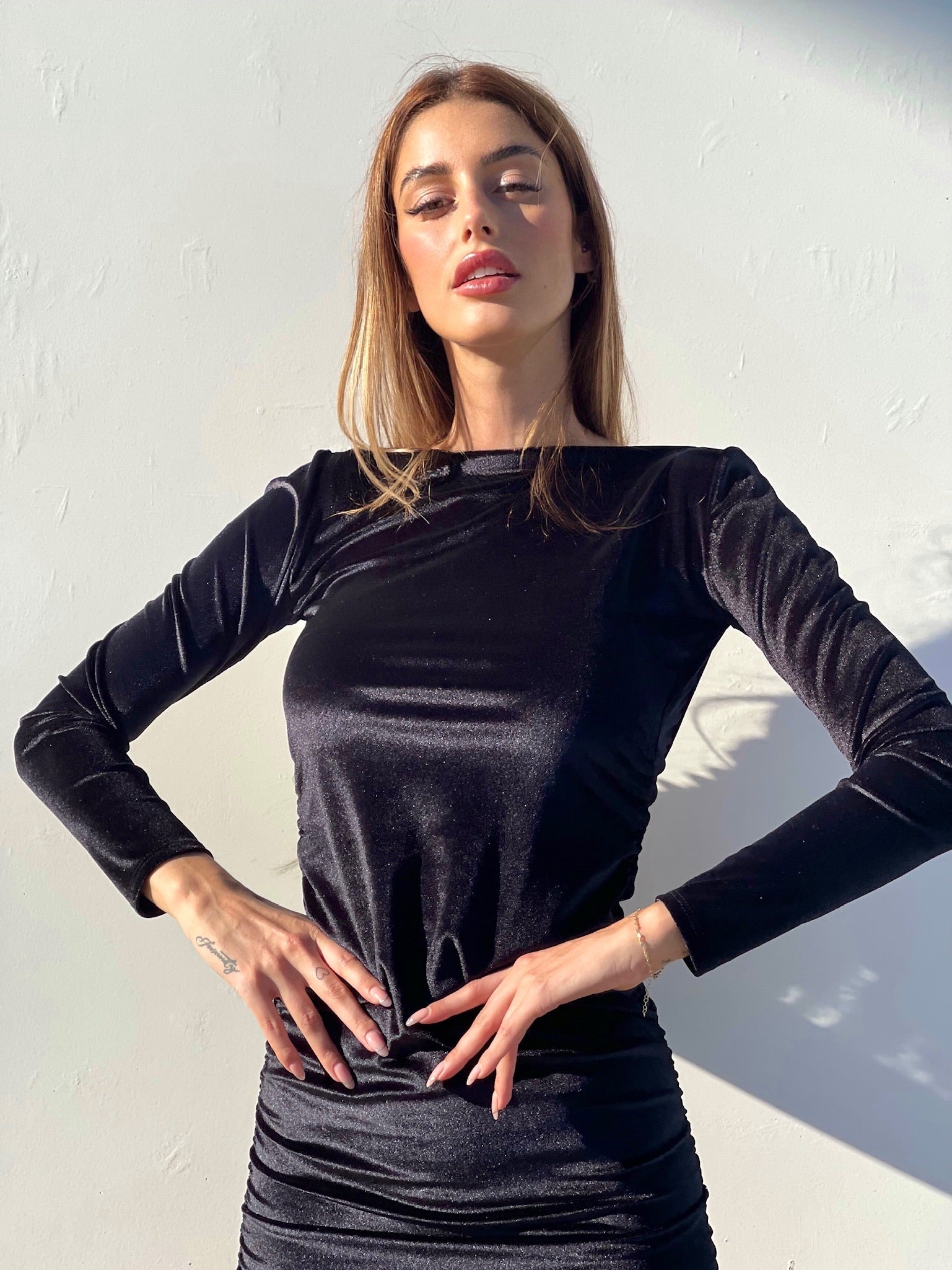 Abito in velluto schiena aperta con strass nero