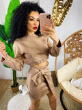 Completo in ecopelle top e gonna camel