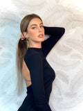 Abito aderente con schiena aperta