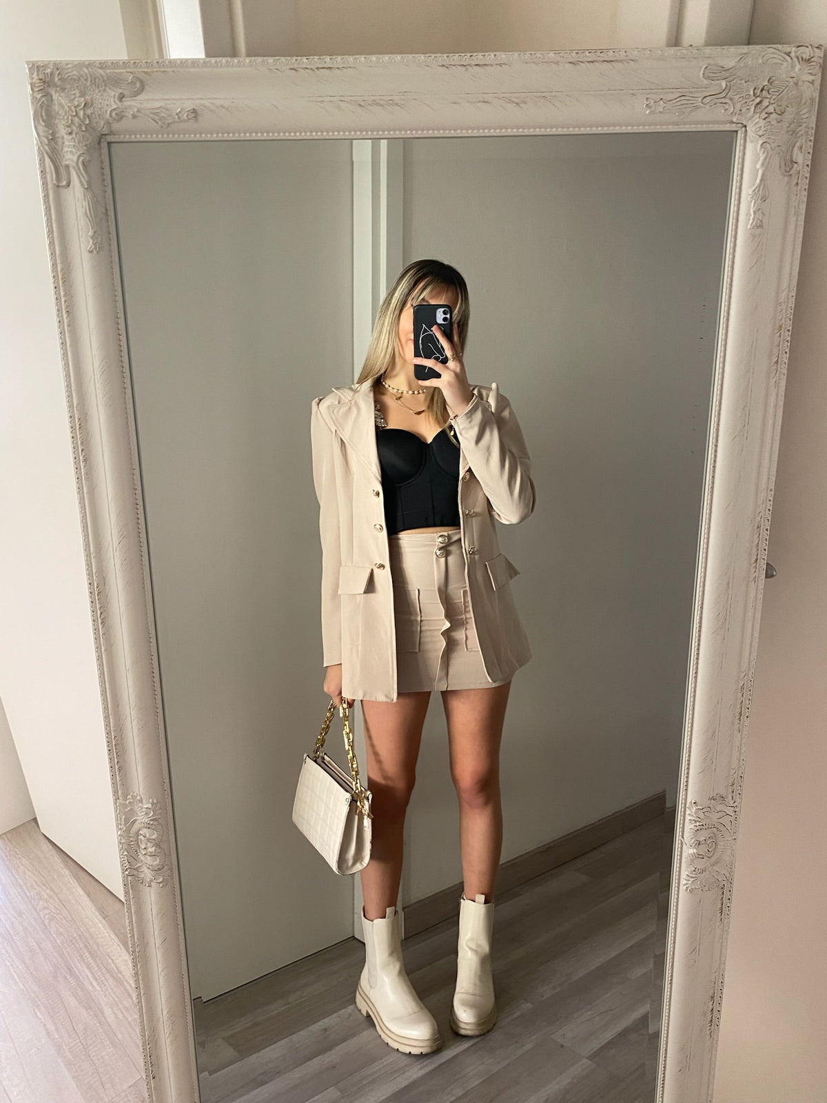 Completo giacca e gonna bottoni oro beige