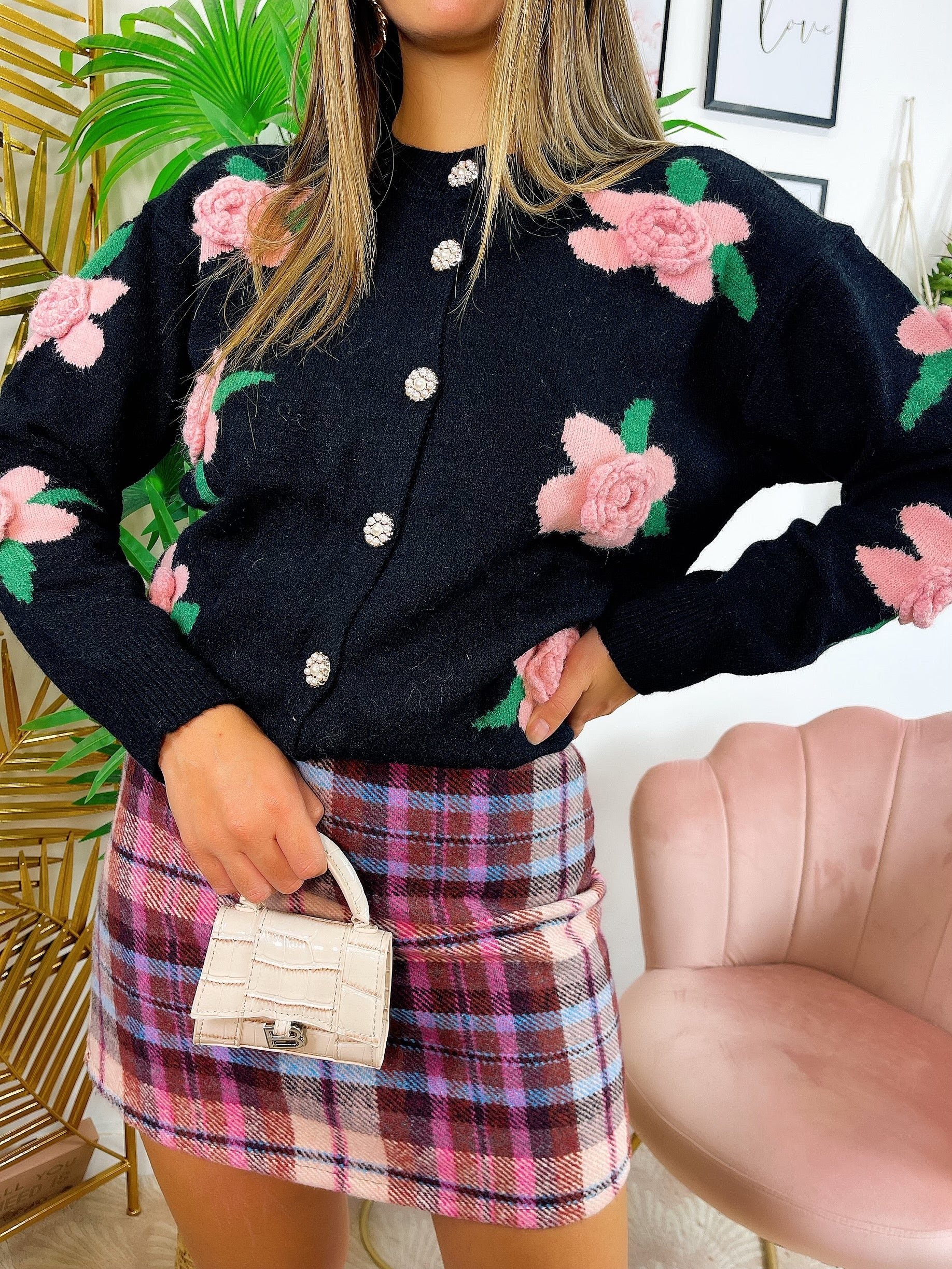 Cardigan nero con rose