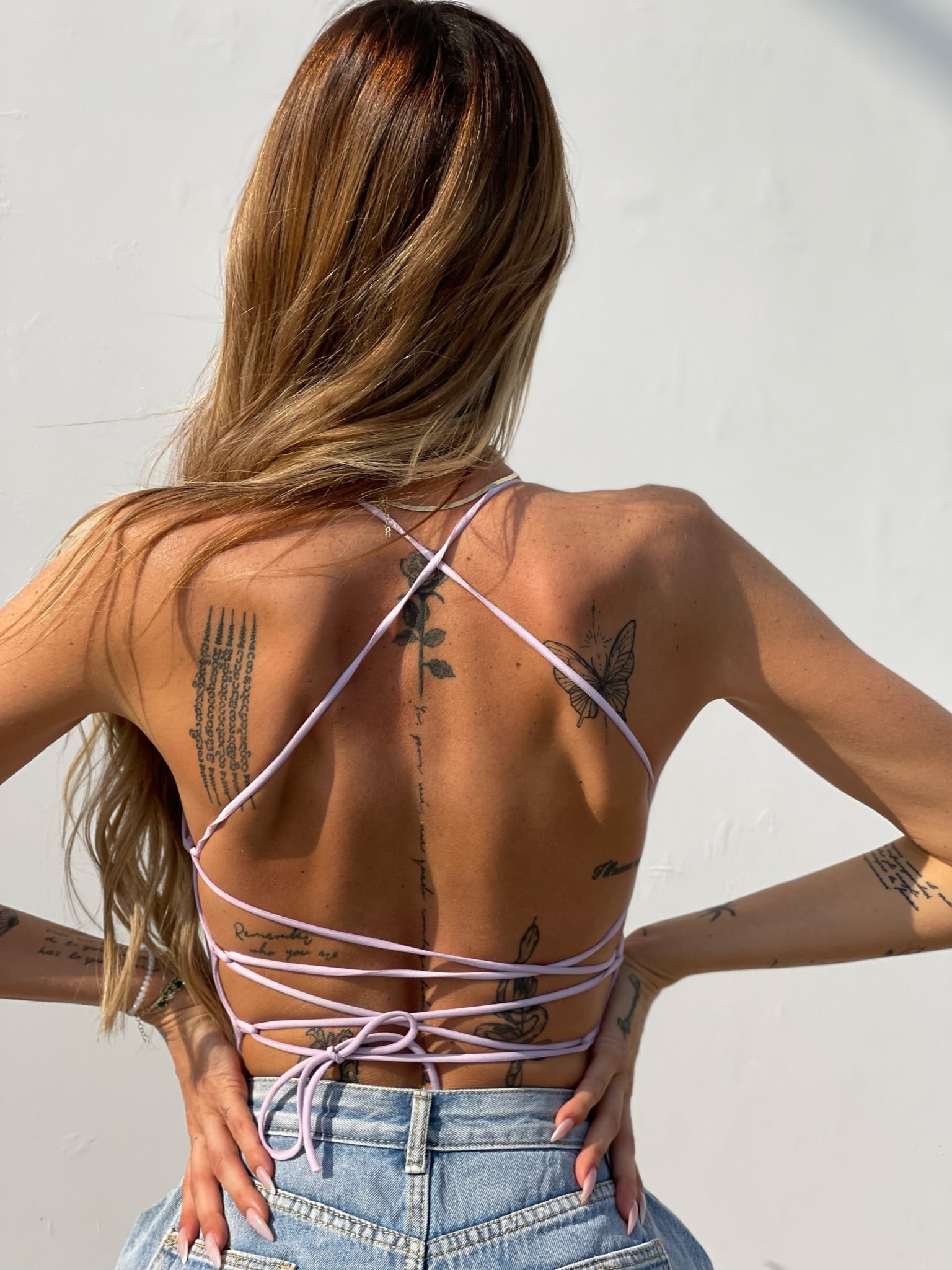 Body aderente con incroci lilla
