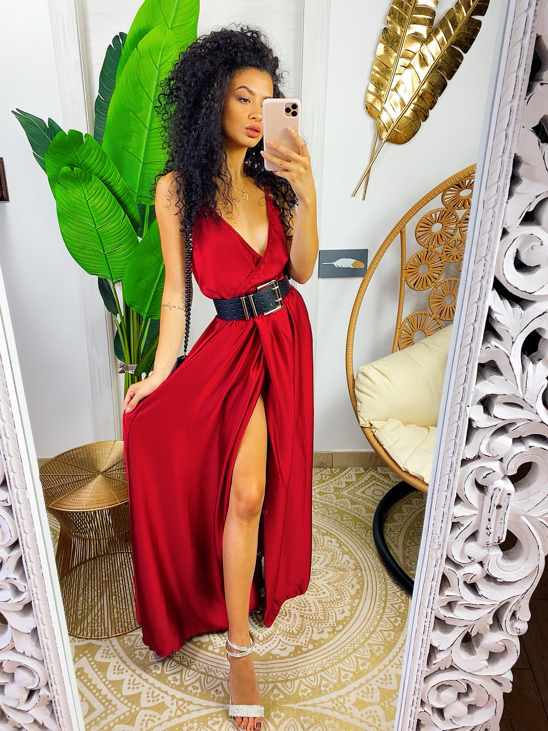 Abito in raso con maxi spacco rosso