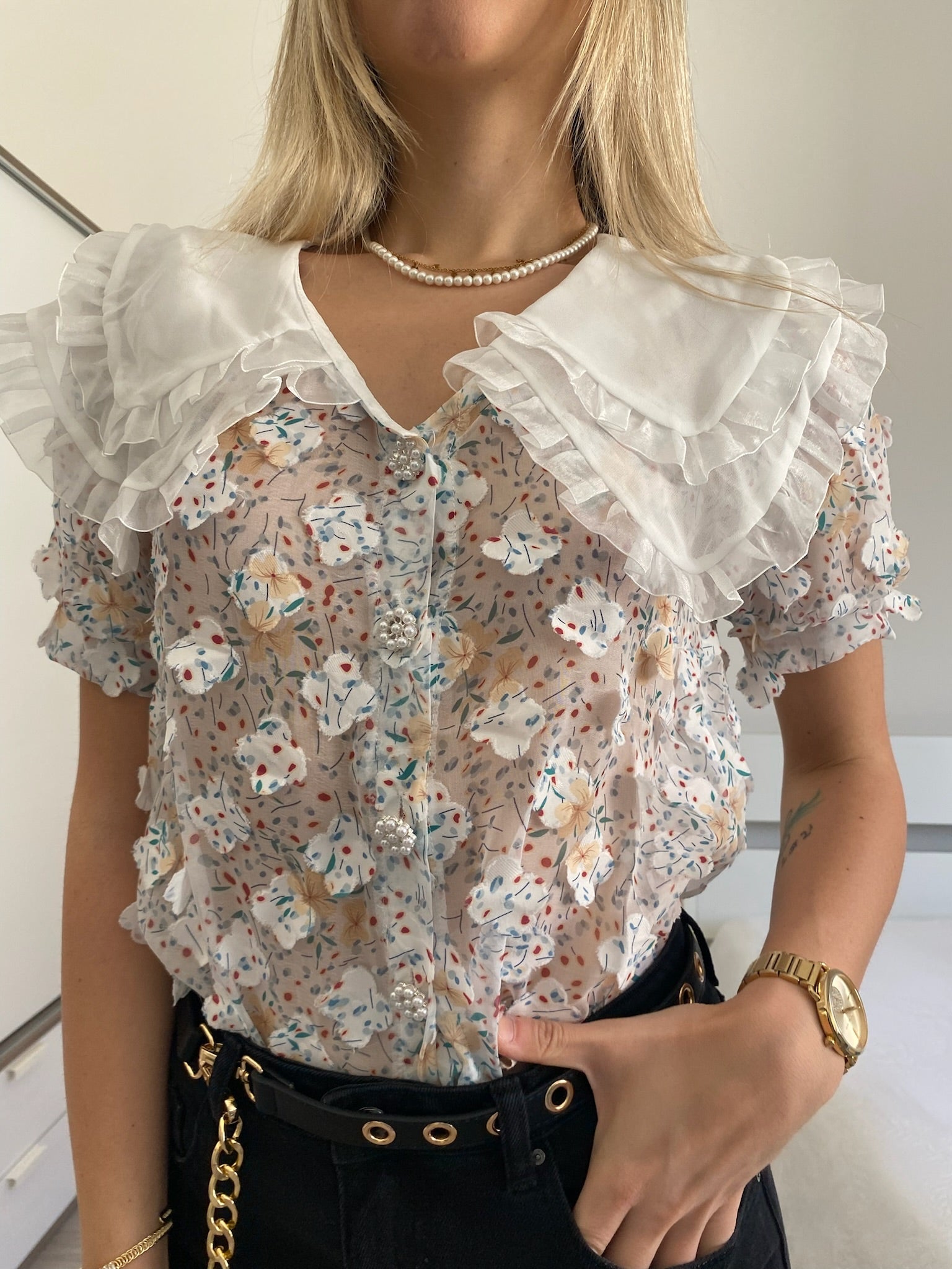 Camicia bianca a manica corta con fiori