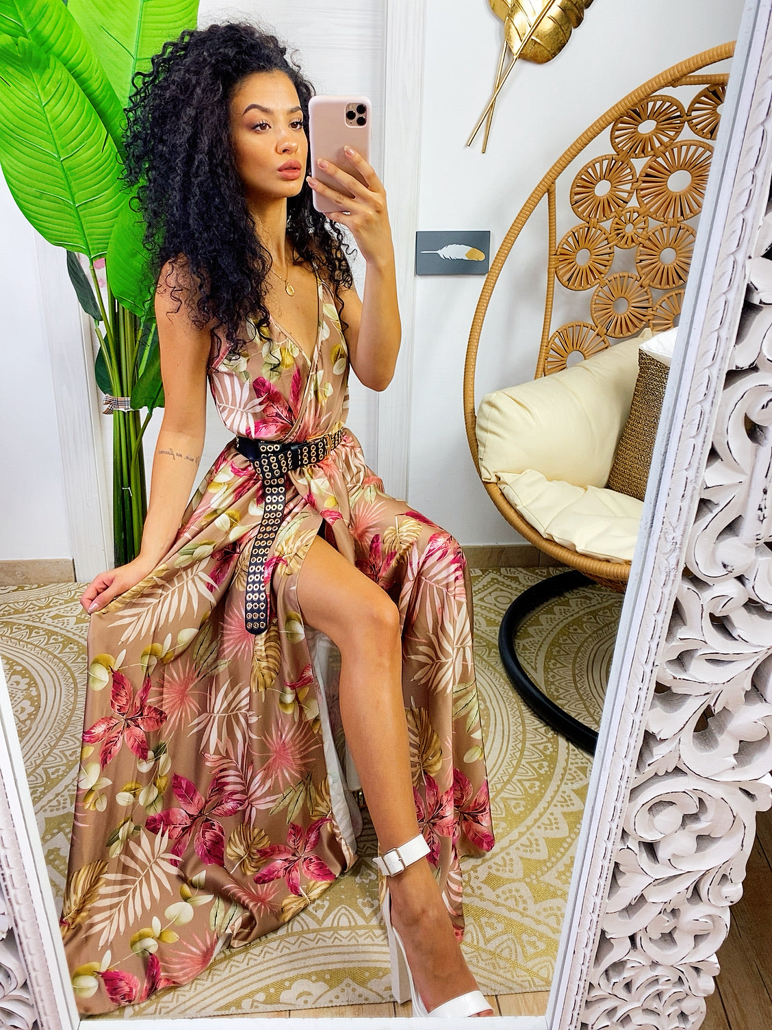 Abito in raso floreale con maxi spacco nude