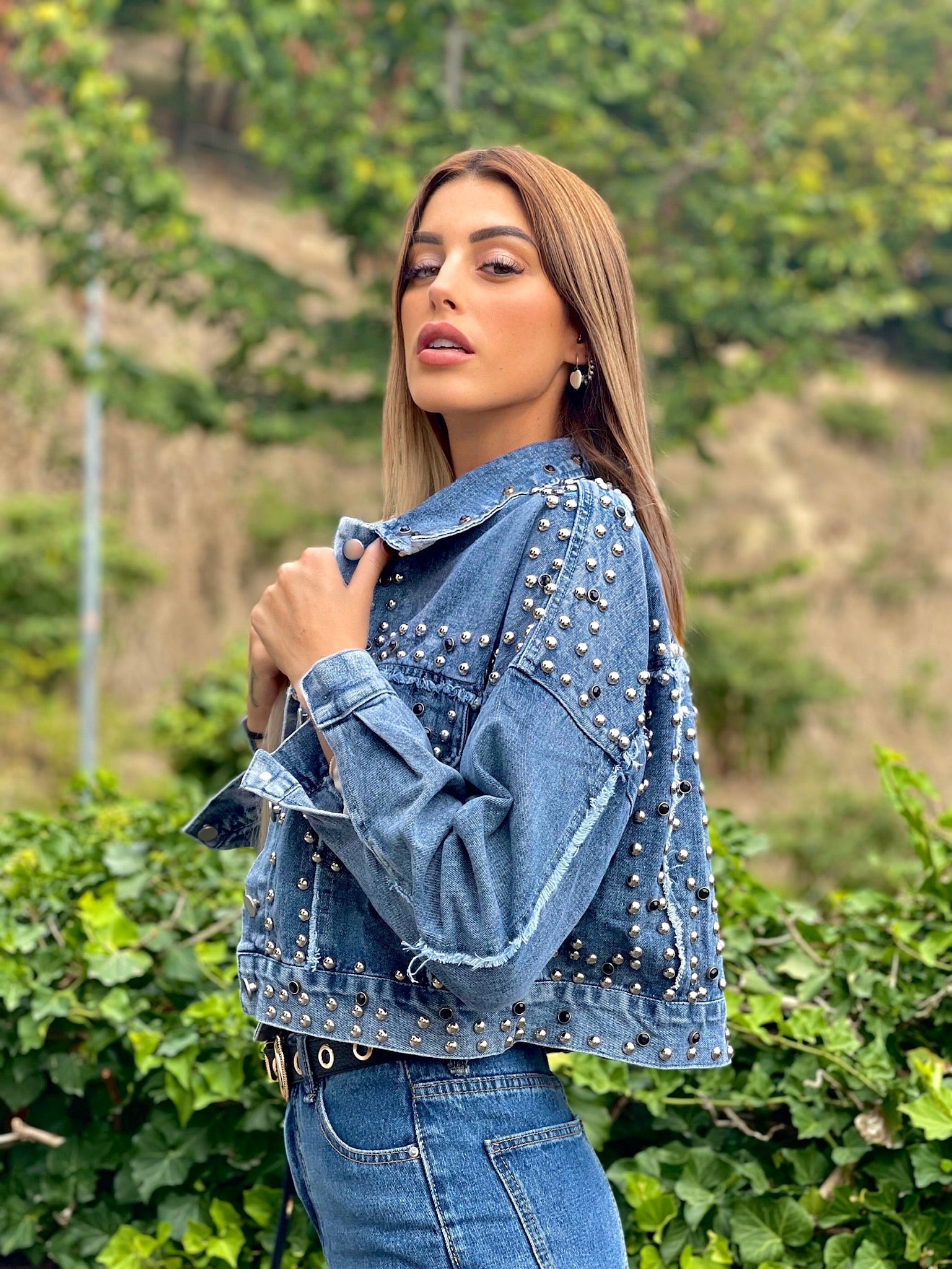 Giaccone di jeans con borchie