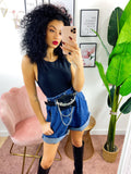 Short in jeans con marsupio e catena