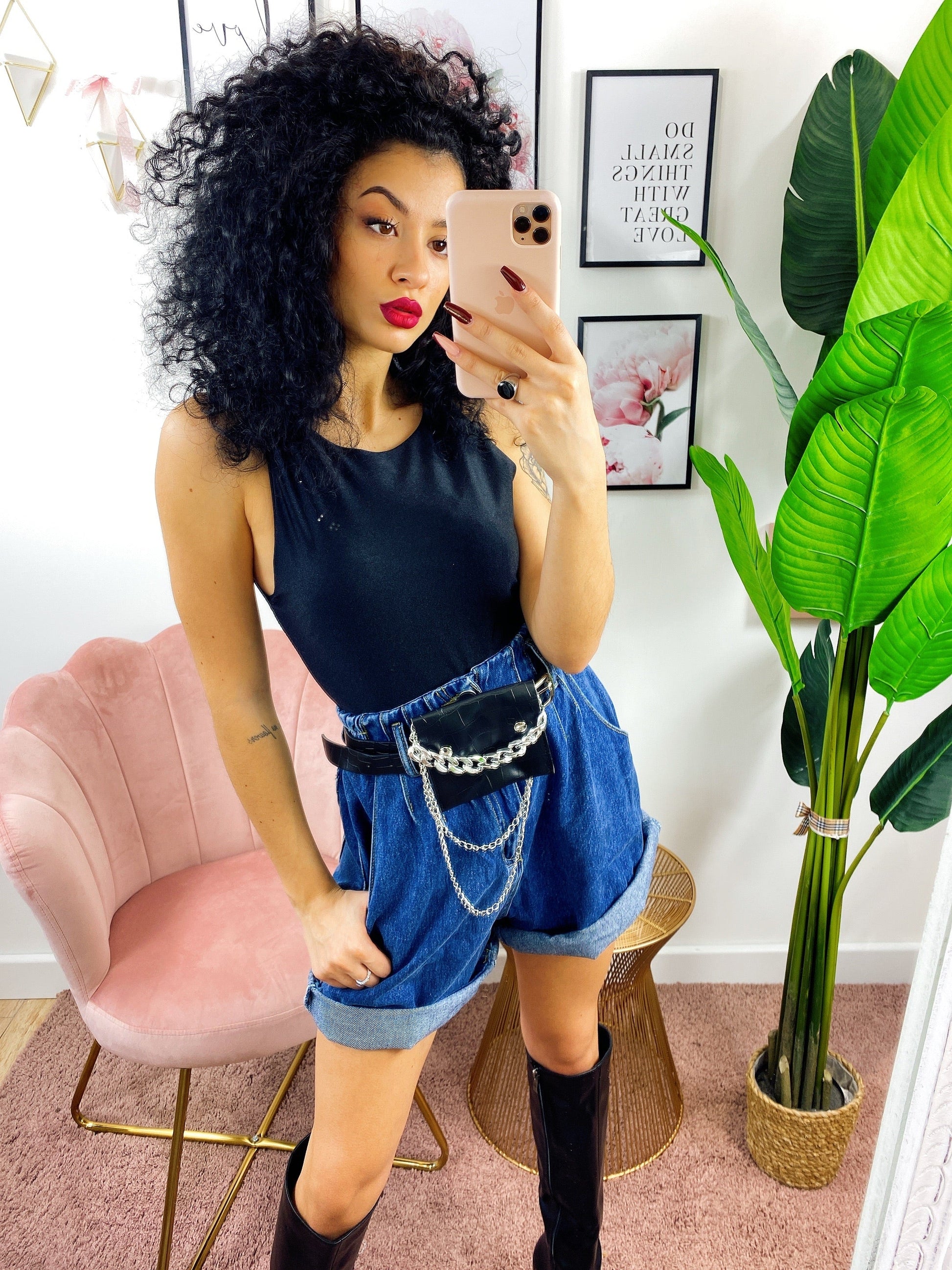 Short in jeans con marsupio e catena