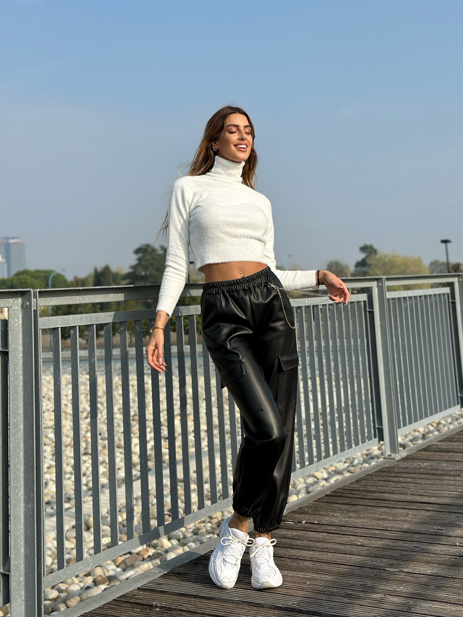 Pantalone in ecopelle con catenina nero