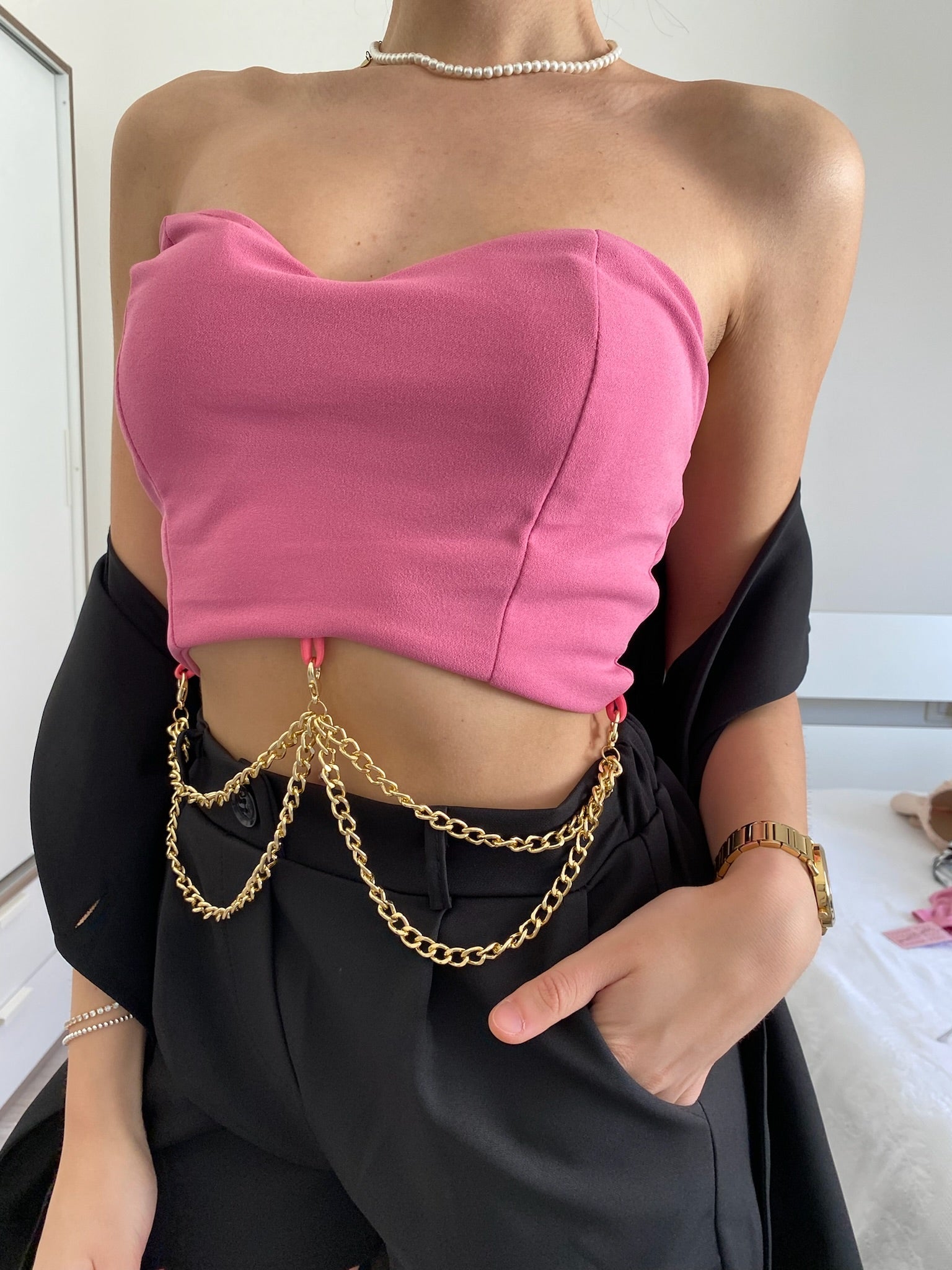 Top rosa con catene oro