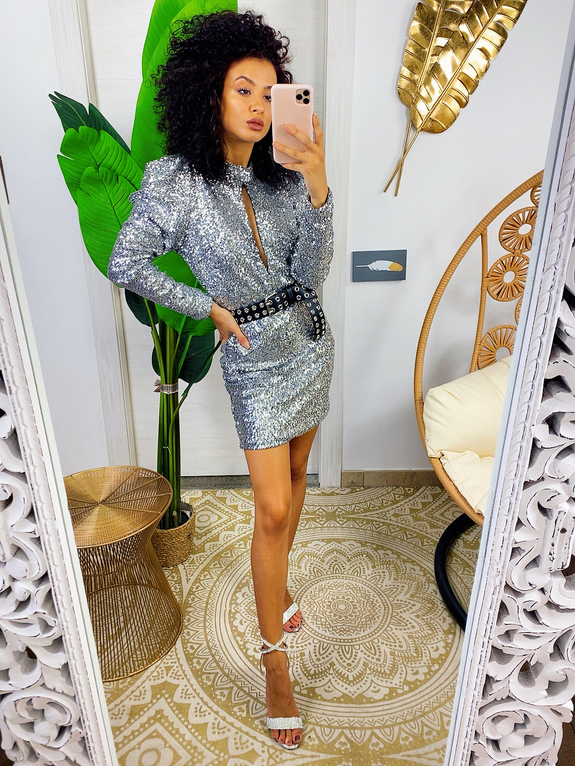 Abito con paillettes e scollo manica bombata